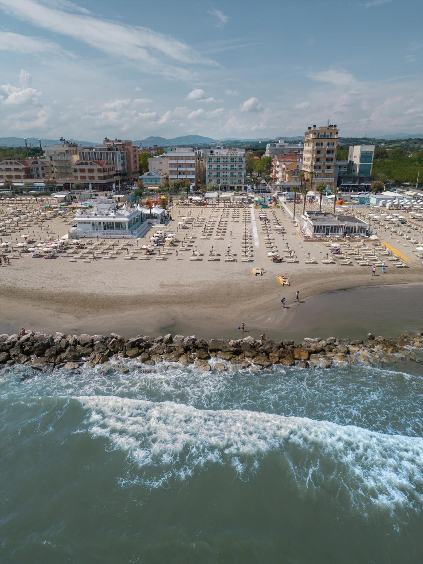 Hotel Augustus- Davanti A Noi C'E Solo Il Mare Misano Adriatico Εξωτερικό φωτογραφία